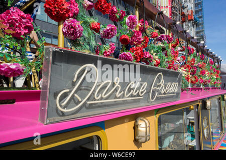 Close-up di Sir Peter Blake's Verde maggio eatery e barcone sul Grand Union Canal a Paddington Basin, Paddington, London, Regno Unito Foto Stock