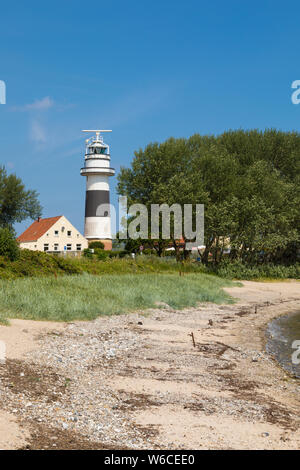 Faro Bülk e Spiaggia di Strande vicino a Kiel sulla costa del Mar Baltico Foto Stock