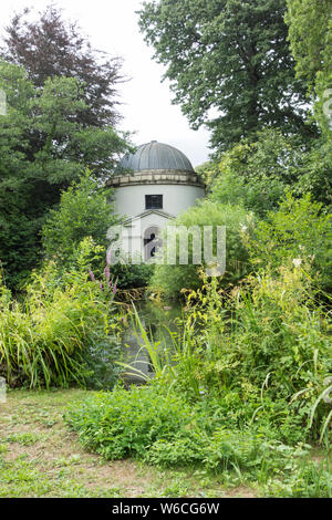 Il tempio ionico a Chiswick House, una villa palladiana a Chiswick, nella zona ovest di Londra, Regno Unito Foto Stock