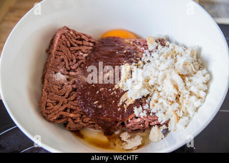 Rendendo gli hamburger utilizzando vegane tritare per testare se il gusto diverso. Realizzata usando gli stessi ingredienti come se fossi rendendo con carne. Foto Stock