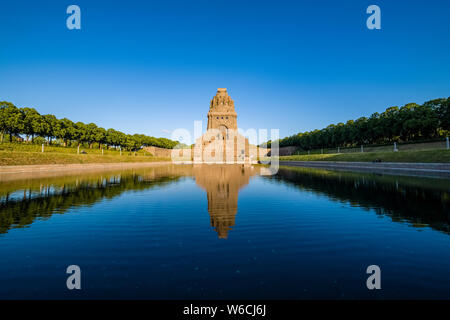 Monumento alla battaglia delle nazioni, il Völkerschlachtdenkmal, mirroring in acqua di una grande piscina Foto Stock