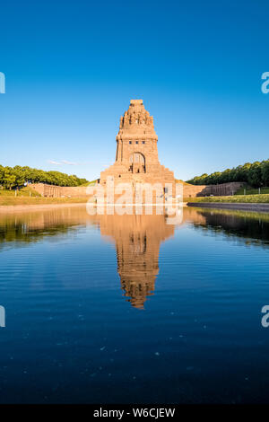 Monumento alla battaglia delle nazioni, il Völkerschlachtdenkmal, mirroring in acqua di una grande piscina Foto Stock