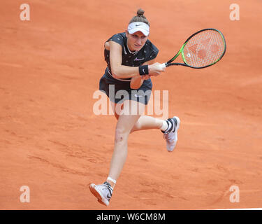 Ceca giocatore di tennis Marketa Vondrousova Giocare il rovescio shot in French Open 2019 Torneo, Parigi, Francia Foto Stock