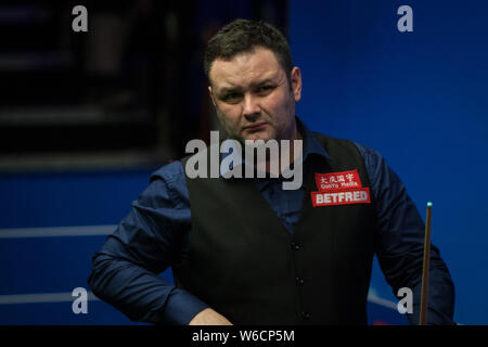 Stephen Maguire della Scozia ritiene che un colpo di Ronnie O'Sullivan dell'Inghilterra in il loro match di primo turno durante il 2018 Betfred World Snooker Champion Foto Stock