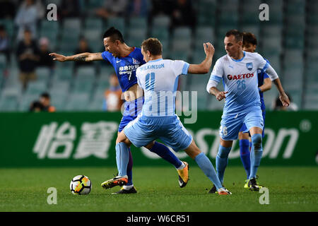 Alex Wilkinson, centro dell'Australia Sydney FC sfide Mao Jianqing di cinese di Shanghai Shenhua FC nel loro gruppo H corrispondere durante il 2018 AFC Cha Foto Stock