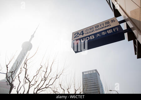 --FILE--Vista di una filiale di Singapore-basato United Overseas Bank (UOB) in Cina a Shanghai, 30 marzo 2014. Pintec Technology Holdings Limited (PINTEC Foto Stock