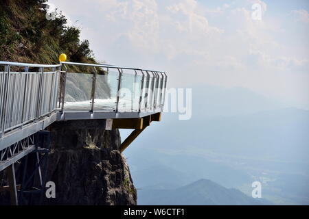 Vista del Guangdong il più alto dal fondo di vetro ponte costruito tra scogliere a Jinzi Montagna in Lianshan Zhuang e Yao contea autonoma, ci Qingyuan Foto Stock