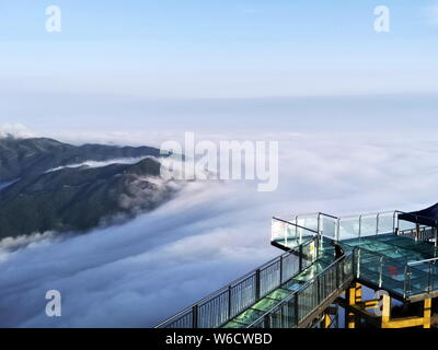 Vista del Guangdong il più alto dal fondo di vetro ponte costruito tra scogliere a Jinzi Montagna in Lianshan Zhuang e Yao contea autonoma, ci Qingyuan Foto Stock