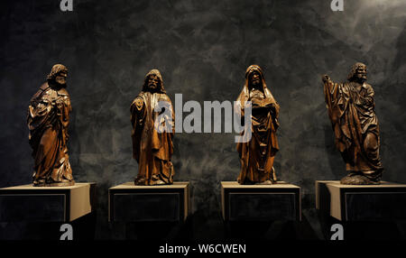 Sculture in legno. Cristo con gli apostoli Matteo, Giuda Taddeo e Giacomo il Maggiore. Bottega del maestro di Elsloo (1490-1550), 1520. Museo Catharijneconvent (Santa Caterina convento). Utrecht. Paesi Bassi. Foto Stock