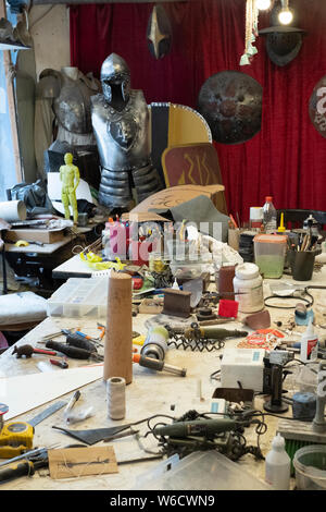 Workshop e atelier di un costume designer ad Istanbul in Turchia che rende i costumi per la televisione e film. Foto Stock