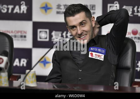 Mark Selby di Inghilterra partecipa a una conferenza stampa dopo aver sconfitto Kyren Wilson di Inghilterra nel loro semi-match finale durante il 2018 World Snooker Cina Foto Stock