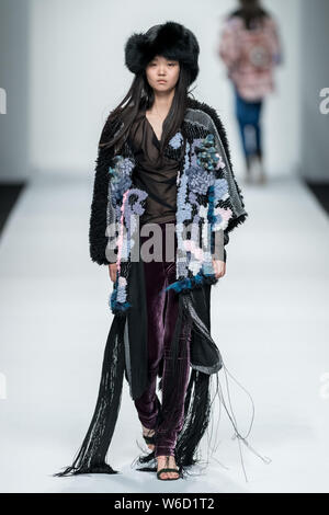 Un modello consente di visualizzare una nuova creazione alla sfilata di moda di MOODBOX durante la Shanghai Fashion Week Autunno/Inverno 2018 a Shanghai in Cina, 31 marzo 2018. Foto Stock
