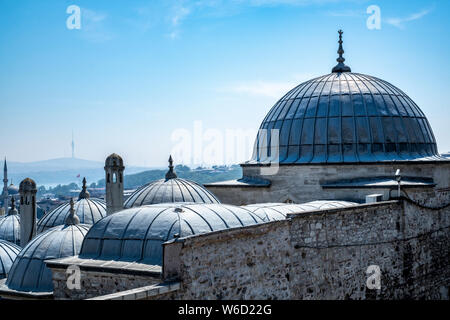 Vista del Mare di Marmara e il Bosforo stretto dal giardino della Moschea di Solimano ad Istanbul in Turchia Foto Stock