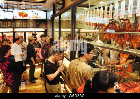 --FILE--i clienti linea fino al Xinya alimenti su Nanjing Road a Shanghai in Cina, 22 aprile 2018. Il consumo interno ha contribuito a 77.8 percen Foto Stock