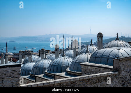 Vista del Mare di Marmara e il Bosforo stretto dal giardino della Moschea di Solimano ad Istanbul in Turchia Foto Stock