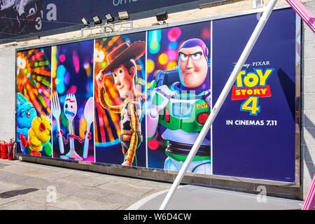 Hong Kong, Cina. 26 Luglio, 2019. Un'immagine di sceriffo Woody, Buzz Lightyear visto durante il carnevale.Toy Story 4 è celebrato con un carnevale a tema di diversi giochi e sfide da Hong Kong Harbour City e Disney di Hong Kong, Cina. Credito: Daniel Fung SOPA/images/ZUMA filo/Alamy Live News Foto Stock