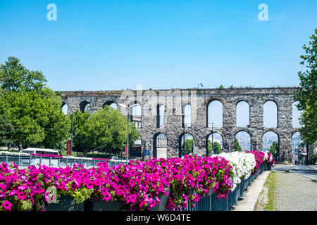 Il valente acquedotto costruito dai Romani e che sovrasta la città moderna di Istanbul, Turchia in primavera in una giornata di sole. Foto Stock