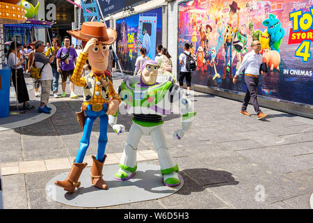 Hong Kong, Cina. 26 Luglio, 2019. Repliche di sceriffo Woody e Buzz Lightyear visto durante il carnevale.Toy Story 4 è celebrato con un carnevale a tema di diversi giochi e sfide da Hong Kong Harbour City e Disney di Hong Kong, Cina. Credito: Daniel Fung SOPA/images/ZUMA filo/Alamy Live News Foto Stock