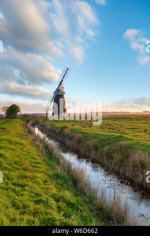 Il mulino a vento di Halvergate vicino a Great Yarmouth nel Norfolk Broads, noto anche come carni di montone's Mill Foto Stock