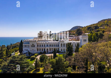 Antenna fuco colpo di Livadia Palace con un bellissimo giardino paesaggistico in Crimea Foto Stock