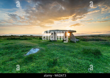 Bel tramonto su Lanyon Quoit un dolmen neolitico vicino Madron in Cornovaglia Foto Stock