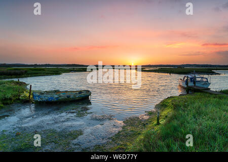 Alba sulle imbarcazioni al porto di Poole sulla costa di Dorset Foto Stock