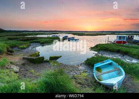 Bellissima alba su barche di pescatori sulla baia di fori in Poole Harbour su la costa del Dorset Foto Stock