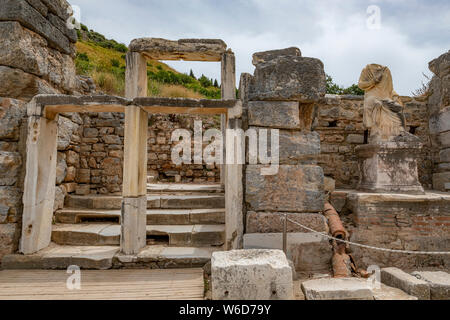 Le rovine del greco antico e la città romana di Efeso, una volta un importante porto dell'impero romano e si trova nella provincia di Izmir della Turchia Foto Stock