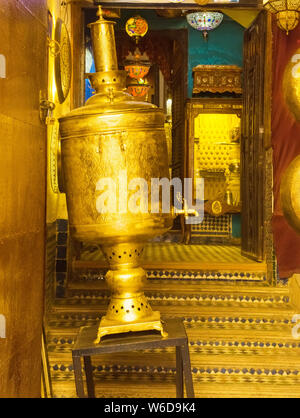 Artigianato souvenir d'oro samovar per il Marocco tea Foto Stock