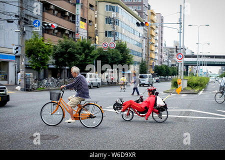 Un uomo a cavallo di un ergometro orizzontale di Osaka in Giappone. Foto Stock