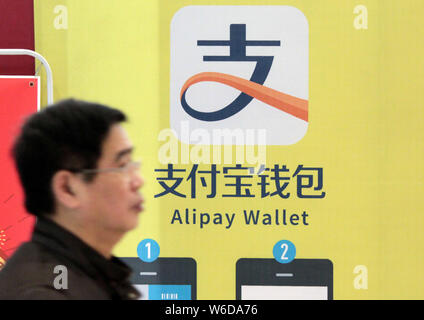 --FILE--un residente locale passeggiate passato un annuncio per Alipay Wallet, il servizio di pagamento mobile cinese di e-commerce Alibaba gigante della Finanziaria Ant Foto Stock