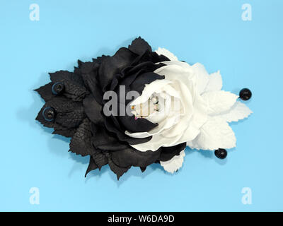 Bianco e nero kanzash fiori isolati su sfondo blu Foto Stock