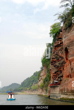 Il Leshan il Buddha gigante di Leshan o Grand Buddha vicino a Chengdu. Questo è il più alto in pietra statua di Buddha nel mondo. Leshan Buddha, Sichuan, in barca sul fiume. Foto Stock