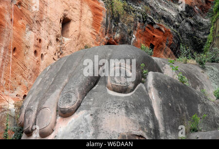 Il Leshan il Buddha gigante di Leshan o Grand Buddha vicino a Chengdu. Questo è il più alto in pietra statua di Buddha nel mondo. Leshan Buddha, Sichuan, canto, ginocchio. Foto Stock