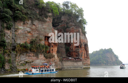 Il Leshan il Buddha gigante di Leshan o Grand Buddha vicino a Chengdu. Questo è il più alto in pietra statua di Buddha nel mondo. Leshan Buddha, Sichuan, in barca sul fiume. Foto Stock