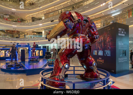 Una statua di Ironman è in mostra presso il 'vendicatori: infinito la guerra" mostra al IAPM shopping mall in Cina a Shanghai, 17 agosto 2015. Con AV Foto Stock