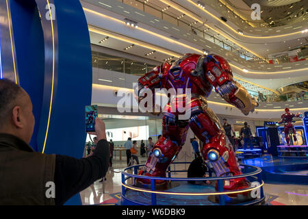 Una statua di Ironman è in mostra presso il 'vendicatori: infinito la guerra" mostra al IAPM shopping mall in Cina a Shanghai, 17 agosto 2015. Con AV Foto Stock