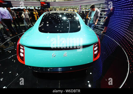 Un Hongqi (bandiera rossa) E-Jing GT vettura sportiva elettrica concept car di China FAW Group Corp. è sul display durante la XV Beijing International Automotive Foto Stock