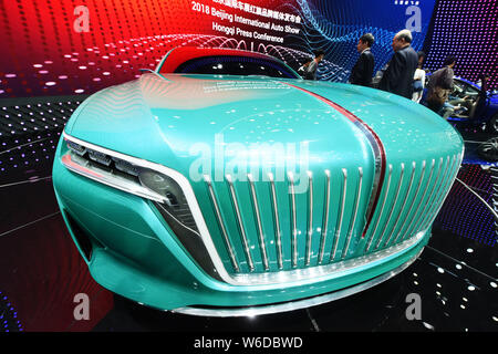 Un Hongqi (bandiera rossa) E-Jing GT vettura sportiva elettrica concept car di China FAW Group Corp. è sul display durante la XV Beijing International Automotive Foto Stock