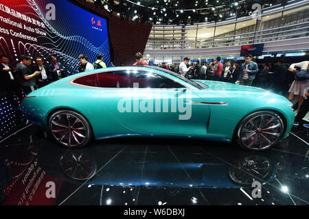 Un Hongqi (bandiera rossa) E-Jing GT vettura sportiva elettrica concept car di China FAW Group Corp. è sul display durante la XV Beijing International Automotive Foto Stock