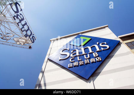 --FILE--Vista di un cartello di Sam's Club di Wal-Mart nella città di Dalian, a nord-est della Cina di provincia di Liaoning, 4 giugno 2017. Sam's Club, il membershi Foto Stock