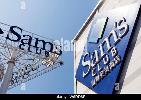 --FILE--Vista di un cartello di Sam's Club di Wal-Mart nella città di Dalian, a nord-est della Cina di provincia di Liaoning, 4 giugno 2017. Sam's Club, il membershi Foto Stock