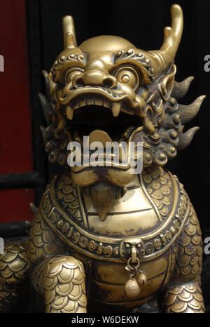 Statua di bronzo di un leone al tempio Wenshu a Chengdu Sichuan, in Cina. Questo Cinese Tempio Buddista è anche noto come monastero di Wenshu. Wenshu Chengdu. Foto Stock
