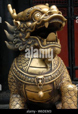 Statua di bronzo di un leone al tempio Wenshu a Chengdu Sichuan, in Cina. Questo Cinese Tempio Buddista è anche noto come monastero di Wenshu. Wenshu Chengdu. Foto Stock