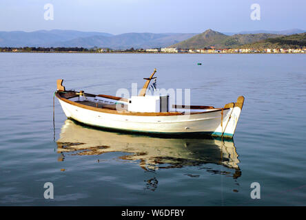 Una piccola barca da pesca galleggiante nel grazioso porto di Nafplio. Nafplio è una vecchia città del Peloponneso Grecia. Barca da pesca, Nafplio Harbour, Grecia. Foto Stock