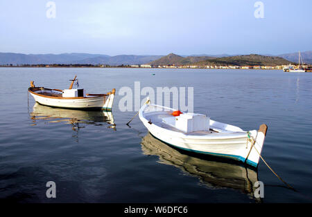 Una piccola barca da pesca galleggiante nel grazioso porto di Nafplio. Nafplio è una vecchia città del Peloponneso Grecia. Barca da pesca, Nafplio Harbour, Grecia. Foto Stock