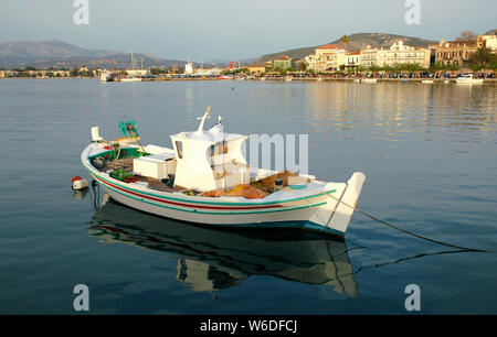 Una piccola barca da pesca galleggiante nel grazioso porto di Nafplio. Nafplio è una vecchia città del Peloponneso Grecia. Barca da pesca, Nafplio Harbour, Grecia. Foto Stock