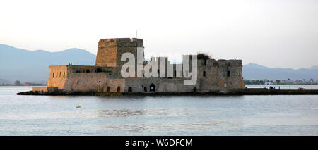 Bourtzi Castello è situato su come l'isola nel porto (porto) in Nafplio. Nafplio è una vecchia città del Peloponneso Grecia. Il castello di Bourtzi, Nafplio, Grecia Foto Stock