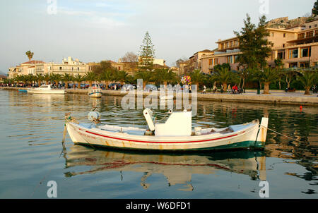 Una piccola barca da pesca galleggiante nel grazioso porto di Nafplio. Nafplio è una vecchia città del Peloponneso Grecia. Barca da pesca, Nafplio Harbour, Grecia. Foto Stock