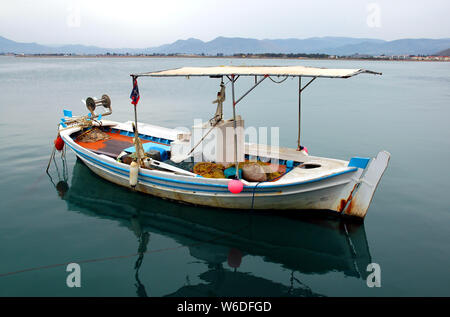 Una piccola barca da pesca galleggiante nel grazioso porto di Nafplio. Nafplio è una vecchia città del Peloponneso Grecia. Barca da pesca, Nafplio Harbour, Grecia. Foto Stock
